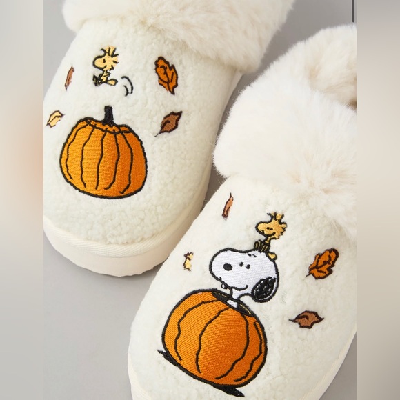AE Fall Peanuts Snoopy Slippers American Eagle Womens Size 9 BRAND NEW SHIPS NOW - Picture 3 of 4